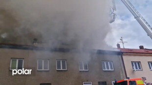 V Bohumíně od hořícího přístřešku vzplanula střecha domu