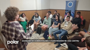 Zahraniční dobrovolníci se v karvinském Re-use centru učili, jak v Česku recyklujeme