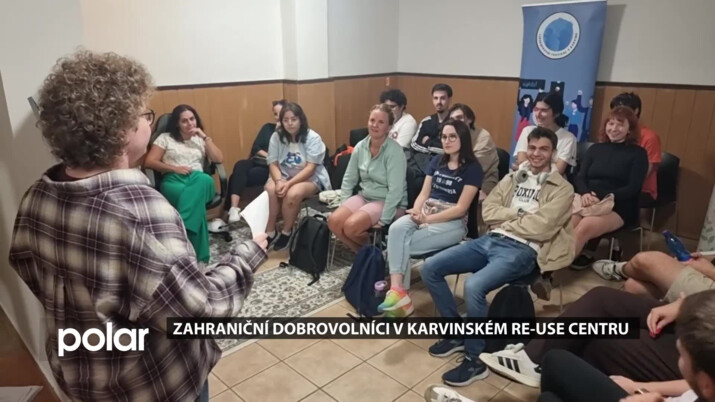 Zahraniční dobrovolníci se v karvinském Re-use centru učili, jak v Česku recyklujeme