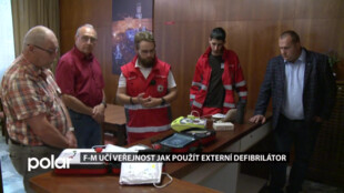 Lidé v Lískovci se učili zacházet s automatickým externím defibrilátorem