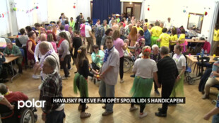 Havajský ples ve Frýdku-Místku opět spojil lidi s handicapem