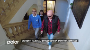 Studenti nabývají zkušenosti na zámku plném růží