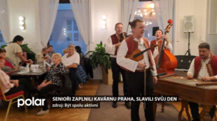 Senioři zaplnili kavárnu Praha, slavili svůj mezinárodní den