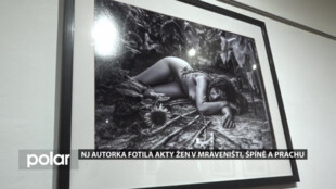 Karin Petrskovská nafotila akty žen v mraveništi, špíně a prachu