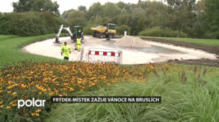 Pod Frýdeckým zámkem vyrůstá vánoční kluziště