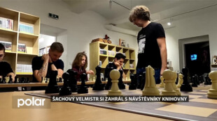 Šachový velmistr si zahrál s návštěvníky knihovny