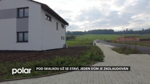 Pod Skalkou už se staví, jeden dům je zkolaudován
