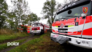 Požár lesa na Bruntálsku. Hasiči cvičili zásah v náročném terénu