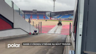 Baník o víkendu vyběhne na nový trávník. Přivezly ho kamiony z Itálie