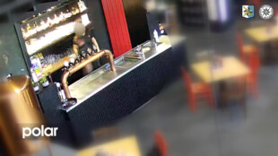 Drzý zloděj ukradl historickou helmu. Sám se přihlásil na policii