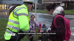 Berte reflexní prvky vážně, apeluje na chodce policie