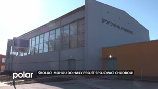Sportovní hala v Pustkovci je hotova. Školáci do ní mohou projít v papučích