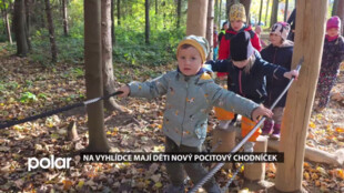 Cestou Lesní stezkou mohou děti procházet pocitovým chodníčkem