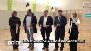 Sportovní hala v Pustkovci je hotova. Školáci do ní mohou projít v papučích