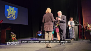 Odry udělovaly po čtyřech letech Ceny města a Ceny starosty, na pódiu se vystřídalo 14 oceněných