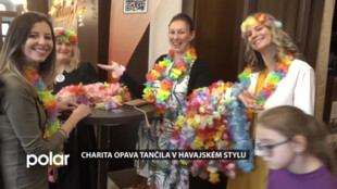 Tanec, květinové věnce a tropická pohoda. Charita Opava uspořádala ples v havajském stylu