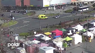 VIDEO: Řidiči na poslední chvíli zabránili nehodě houkající záchranky