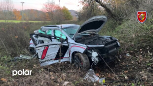 Auto si po nehodě samo zavolalo pomoc. Byl povolán i speciální vyprošťovací automobil
