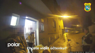 Strážníci zadrželi zloděje, sledovali trička vypadávající z jeho vozíku