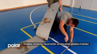 Výměna povrchu tělocvičny je poslední dohrou po loňském požáru