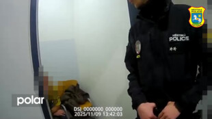 Ukryl čokolády pod oblečení. Recidivista kradl bonboniéry za skoro 5 tisíc