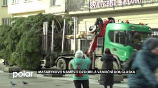 Masarykovo náměstí ozdobila vánoční douglaska. Za 24 let vyrostla přes 10 metrů