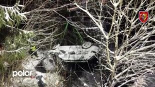 VIDEO: Auto s pěti lidmi se ve Starých Hamrech zřítilo ze svahu, zasahoval i vyprošťovací speciál hasičů