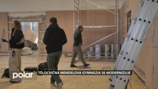Tělocvična opavského Mendelova gymnázia se po mnoha letech mění v moderní sportoviště