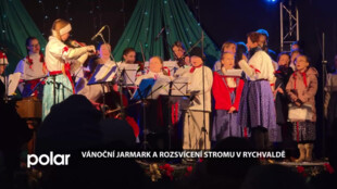 V Rychvaldě se lidé sešli na vánočním jarmarku, kde společně rozsvítili strom