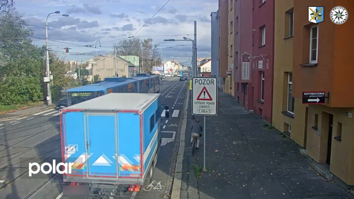Srazil dívku a jel dál. Policie zjišťuje totožnost cyklisty