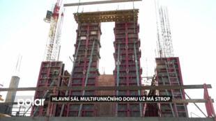 Na Slezské vyrůstá nová dominanta. Hlavní sál multifunkčního domu už má strop