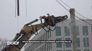 Demolice Bauhausu je v plném proudu. Speciální technika krájí beton jako máslo