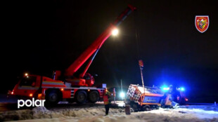 Sypač sjel ze silnice a musel být vyprošťován