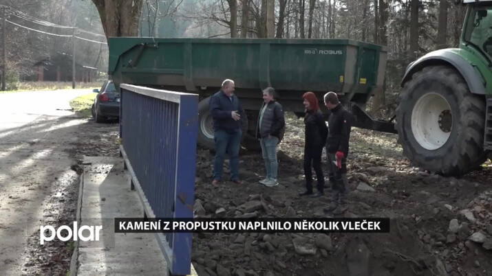 Kamení z propustku naplnilo několik vleček