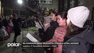 Na zahradě školy kardinála Tomáška rozsvítili strom a vítali advent