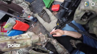 Zbraně, pervitin a dva miliony korun. Tři muži byli zadrženi za výrobu a prodej drog