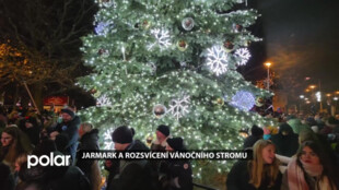 Na jarmarku ve Frýdlantě nad Ostravicí lidé společně rozsvítili vánoční strom