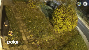 Vylil na zeď ordinace neznámou tekutinu. Policie hledá pachatele