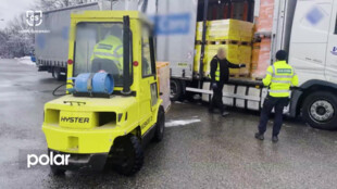 Únik na dani za čtvrt milionu. Celníci zabavili náklad kamionu s dva tisíce litry alkoholu