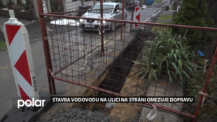 Stavba vodovodu na ulici Na Stráni omezuje dopravu, potrvá do konce tohoto roku