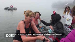 Otužilci plavali na Žermanické přehradě Mikulášskou štafetu