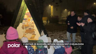 Opava-Jaktař rozsvítila dřevěný betlém: klienti Charity přidali vyřezávaného velblouda