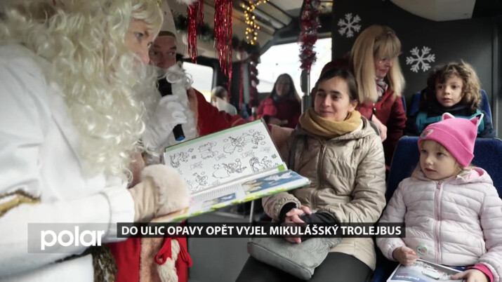 Opavou projel mikulášský trolejbus plný světýlek, čertů i dětské radosti