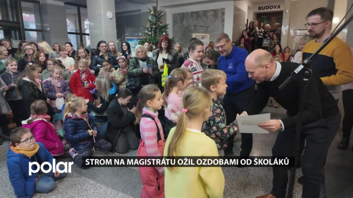 Havířovští školáci nazdobili vánoční strom ve vestibulu magistrátu