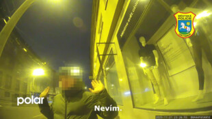 Opilý mladík rozbil skleněné okna a dveře. Byl dopaden díky systému PCO