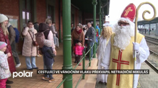 Netradiční Mikuláš překvapil rodiny ve Vánočním vlaku
