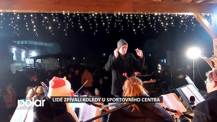 Lidé zpívali koledy s tamburaši u sportovního centra