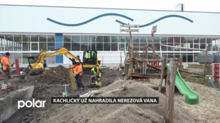 Kachličky už nahradila nerezová vana, ta už je připravena k napuštění