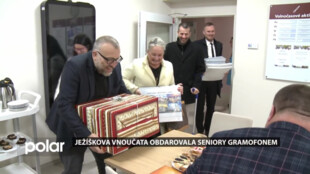 Senioři dostali od Ježíškových vnoučat gramofon