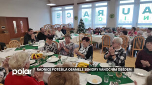 Radnice potěšila osamělé seniory vánočním obědem
